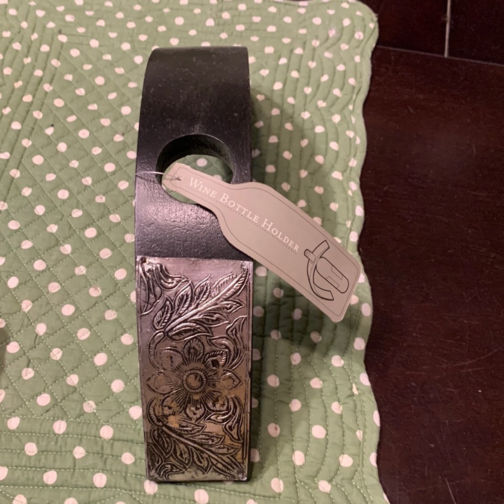 Wine bottle holder